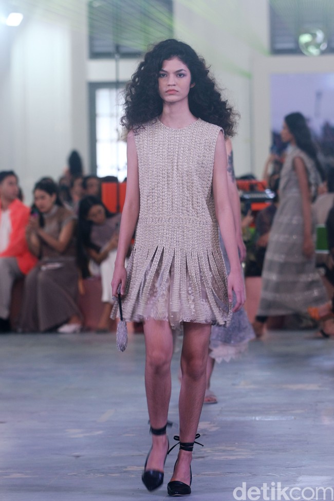 Peragaan busana Sapto Djojokartiko Spring/Summer 2023 yang berlangsung di Gedung Filateli, Jakarta. Foto: Mohammad Abduh/Detikcom.