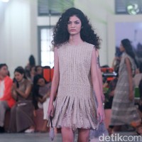 Peragaan busana Sapto Djojokartiko Spring/Summer 2023 yang berlangsung di Gedung Filateli, Jakarta. Foto: Mohammad Abduh/Detikcom.