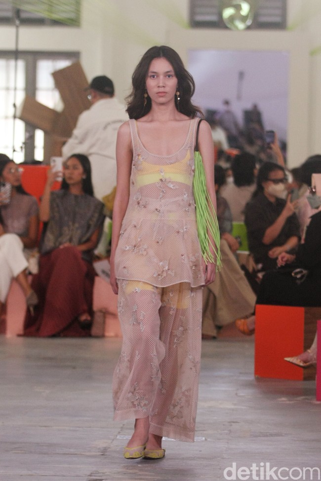 Peragaan busana Sapto Djojokartiko Spring/Summer 2023 yang berlangsung di Gedung Filateli, Jakarta. Foto: Mohammad Abduh/Detikcom.
