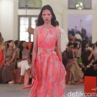 Peragaan busana Sapto Djojokartiko Spring/Summer 2023 yang berlangsung di Gedung Filateli, Jakarta. Foto: Mohammad Abduh/Detikcom.