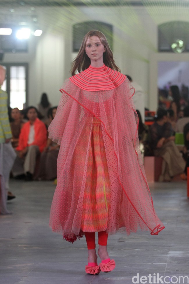 Peragaan busana Sapto Djojokartiko Spring/Summer 2023 yang berlangsung di Gedung Filateli, Jakarta. Foto: Mohammad Abduh/Detikcom.