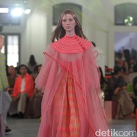 Peragaan busana Sapto Djojokartiko Spring/Summer 2023 yang berlangsung di Gedung Filateli, Jakarta. Foto: Mohammad Abduh/Detikcom.