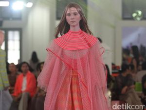 Refleksi Optimisme Koleksi Terbaru Sapto Djojokartiko di Gedung Filateli
