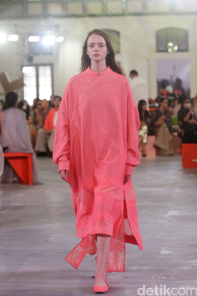 Peragaan busana Sapto Djojokartiko Spring/Summer 2023 yang berlangsung di Gedung Filateli, Jakarta. Foto: Mohammad Abduh/Detikcom.