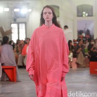 Peragaan busana Sapto Djojokartiko Spring/Summer 2023 yang berlangsung di Gedung Filateli, Jakarta. Foto: Mohammad Abduh/Detikcom.