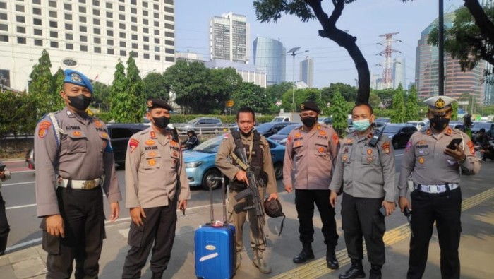 Koper misterius di depan Polda Metro Jaya ternyata milik anggota Brimob (dok. Istimewa)