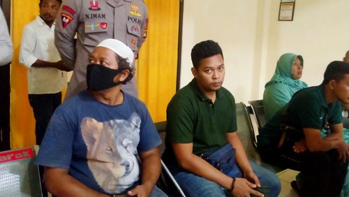 Korban anggota Brimob dan ayahnya saat mengikuti sidang tuntutan di Ruang Cakra PN Dompu, NTB, Selasa (27/9/2022).