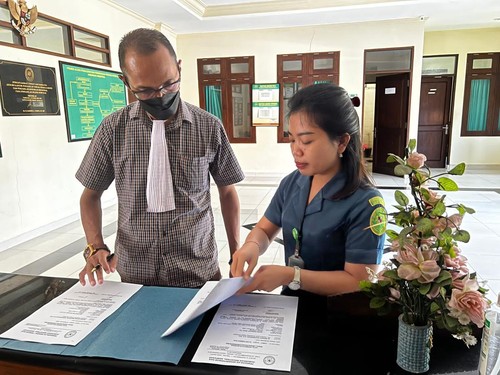 Salah satu tim jaksa dari Kejari Karangasem saat mendaftarkan memori kasasi dua terdakwa korupsi masker di Pengadilan Tipikor Denpasar, Selasa (27/9/2022).