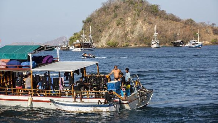 LABUAN BAJO, INDONESIA - SEPTEMBER 27: A various tourist boat are seen at Labuan Bajo marina, gateway to Komodo National Park in East Nusa Tenggara, Indonesia, on September 27, 2022. The Indonesian Central Statistics Agency (BPS) noted that the number of foreign tourist arrivals had increased after the Covid-19 pandemic in July 2022, more than 470,000 foreign tourist arrivals were reported, the highest number since the easing of restrictions on the COVID-19 pandemic. This has a domino effect in the national economy. The Indonesian government hopes that the improvement in the tourism sector will be able to contribute to the post-pandemic economic recovery. (Photo by Agoes Rudianto/Anadolu Agency via Getty Images)