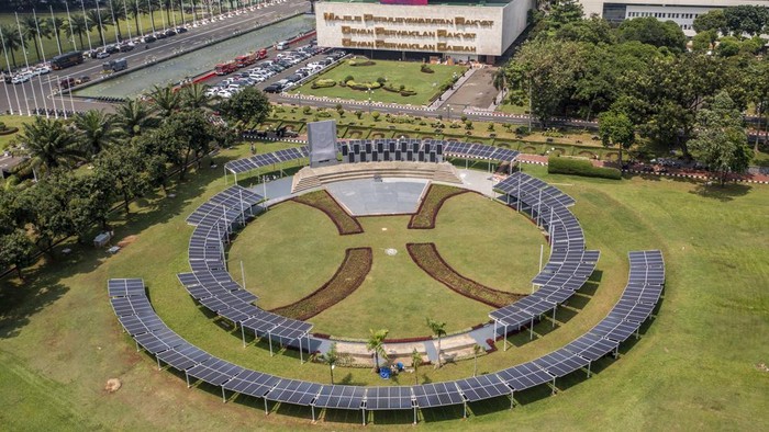 Listrik Tenaga Surya Mengalir ke Gedung DPR Foto udara panel surya pada Pembangkit Listrik Tenaga Surya (PLTS) di Kompleks Parlemen, Senayan, Jakarta, Selasa (27/9/2022). Pemerintah menargetkan kapasitas terpasang Pembangkit Listrik Tenaga Surya (PLTS) Atap pada 2025 mencapai 3.600 Mega Watt (MW) atau sekitar 3,6 Giga Watt (GW) sebelumnya menurut data Kementerian ESDM kapasitas terpasang PLTS Atap pada Desember 2021 tercatat sebesar 48,79 MW dengan jumlah pelanggan sebesar 4.794 tersebar di seluruh Indonesia. ANTARA FOTO/Galih Pradipta/rwa.