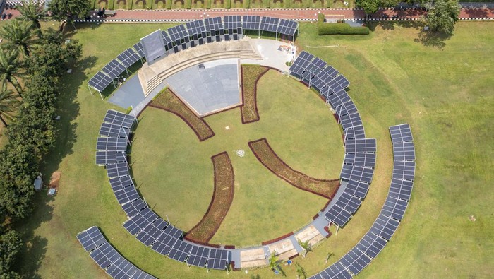 Listrik Tenaga Surya Mengalir ke Gedung DPR Foto udara panel surya pada Pembangkit Listrik Tenaga Surya (PLTS) di Kompleks Parlemen, Senayan, Jakarta, Selasa (27/9/2022). Pemerintah menargetkan kapasitas terpasang Pembangkit Listrik Tenaga Surya (PLTS) Atap pada 2025 mencapai 3.600 Mega Watt (MW) atau sekitar 3,6 Giga Watt (GW) sebelumnya menurut data Kementerian ESDM kapasitas terpasang PLTS Atap pada Desember 2021 tercatat sebesar 48,79 MW dengan jumlah pelanggan sebesar 4.794 tersebar di seluruh Indonesia. ANTARA FOTO/Galih Pradipta/rwa.
