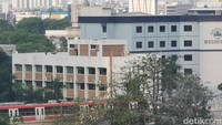 Satu rangkaian LRT Jabodebek tampak sedang melintas di lintasan Cawang-Dukuh Atas, tepatnya di atas jalan Gatot Subroto pada sore ini. Foto: Eduardo Simorangkir