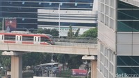 Secara fisik proyek LRT Jabodebek sebetulnya sudah hampir rampung. Namun, karena LRT ini dioperasikan tanpa masinis maka perlu dipastikan dari aspek keamanan dan keselamatannya. Foto: Eduardo Simorangkir