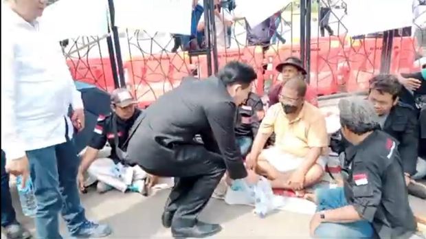 Lucky Hakim beri minum ke aksi mogok makan.
