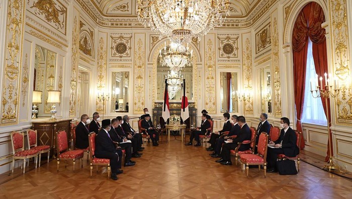 Ma'ruf Amin dan PM Jepang Bahas Kerja Sama Ekonomi-Penguatan SDM Wakil Presiden Ma'ruf Amin bertemu dengan PM Jepang Fumio Kishida di Istana Akasaka, Jepang. Pertemuan itu membahas penguatan kerja sama kedua negara hingga peningkatan sumber daya manusia (SDM).