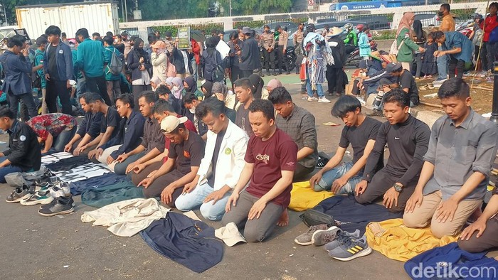 Massa aksi dari beberapa elemen menggelar unjuk rasa di depan gedung DPR/MPR RI. Massa sempat menghentikan aksinya sejenak ketika memasuki waktu salat Asar. (Adrial Akbar/detikcom)