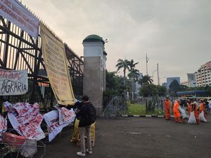 Massa Demo Buruh Tani Bubarkan Diri dari Depan Gedung DPR