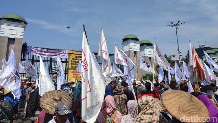 Massa Demo Tiba di Depan DPR, Lalin Jalan Gatot Subroto Macet