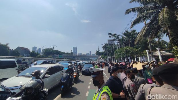 Massa demo tiba di depan TPR, subproto katoda kemacetan lalu lintas