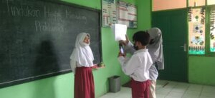 Guru di SD Negeri Sukamaju Kabupaten Bandung Barat, Jawa Barat berhasil melakukan inovasi media pembelajaran dengan media sosial masa kini.