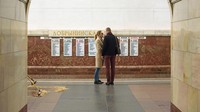 Stasiun Dobrininska dibersihkan sebanyak tiga kali dalam sehari. Untuk membersihkan lantai marmer, petugas menggunakan serbuk kayu halus dengan menggosok hingga mengkilap.