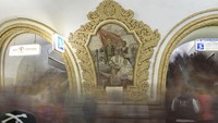 Staisun Arbatskaya merupakan salah satu yang tersibuk. Fotografer Didier Bizet menggunakan rana lambat untuk memberikan efek gerakan orang-orang yang berlalu-lalang.