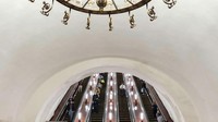 Ini adalah Stasiun Komsomolskaya. Tangga yang menuju stasiun terlihat seperti terowongan goa. Bagian atas stasiun juga dihiasi oleh lampu gantung yang bernuansa klasik.