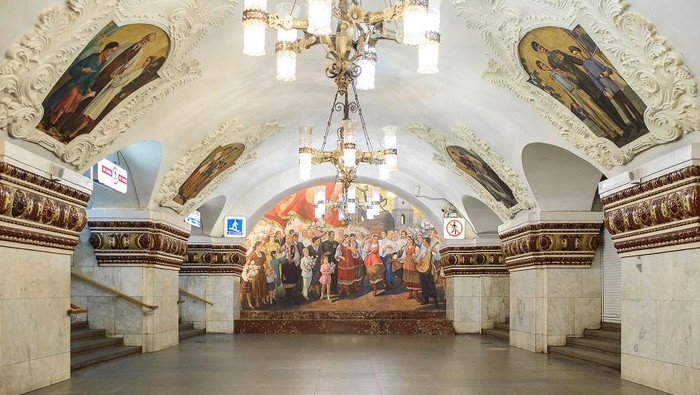 Megahnya Stasiun Bawah Tanah yang Dibangun Stalin Pada Tahun 1931 Rusia memiliki beberapa stasiun bawah tanah dengan
arsitektur yang artistik. Pembangunannya dimulai pada kejayaan Uni Soviet di bawah kepemimpinan Joseph Stalin pada 1931.