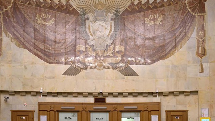 Megahnya Stasiun Bawah Tanah yang Dibangun Stalin Pada Tahun 1931 Rusia memiliki beberapa stasiun bawah tanah dengan
arsitektur yang artistik. Pembangunannya dimulai pada kejayaan Uni Soviet di bawah kepemimpinan Joseph Stalin pada 1931.
