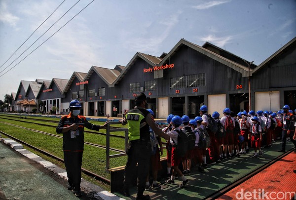 Pada penyelenggaraan Open House Balai Yasa tersebut, KAI juga menyediakan stan-stan UMKM untuk turut berpartisipasi menjajakan berbagai produknya. Foto: Pradita Utama/detikcom Pada penyelenggaraan Open House Balai Yasa tersebut, KAI juga menyediakan stan-stan UMKM untuk turut berpartisipasi menjajakan berbagai produknya. Foto: Pradita Utama/detikcom