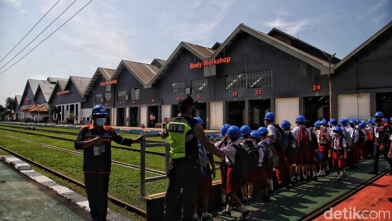Melihat Lebih Dekat Bengkel Kereta Api di Balai Yasa Manggarai Melihat Lebih Dekat Bengkel Kereta Api di Balai Yasa Manggarai