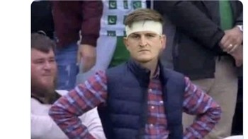 Penjaga gawang Inggris, Nick Pope, harus berjibaku melawan beknya sendiri. Foto: Twitter