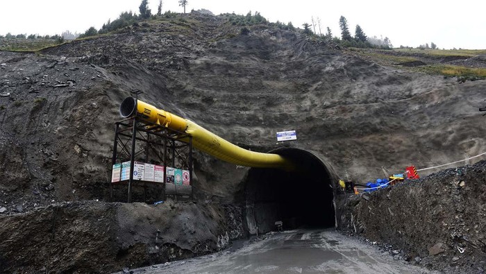 India sedang membangun Jalan Raya Nasional 1D yang juga dikenal dengan Jalan Raya Srinagar-Leh. Jalan itu dibangun menembus bukit di Ladakh.