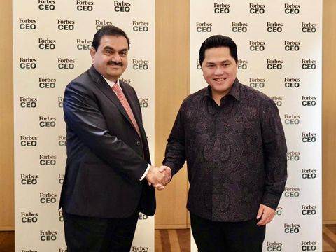 Menteri BUMN Erick Thohir bertemu Chairman dari Adani Group, Gautam Adani di Singapura. (Tangkapan Layar via Instagram @erickthohir)