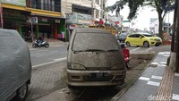 Keberadaan mobil yang mematung di parkiran Unsil selama bertahun-tahun pada akhirnya menjadi sorotan publik, setelah seorang netizen mempostingnya di media sosial. Respons masyarakat terutama mahasiswa Unsil terpikat dengan postingan itu. Mereka seakan disadarkan bahwa ada mobil yang tak pernah berubah selama mereka menimba ilmu di Unsil. Benar-benar mobil legend, dari jaman masuk kuliah di Unsil 2015 sampai tahun sekarang masih terparkir seperti ini, tulis akun tasikasik.id tersebut.