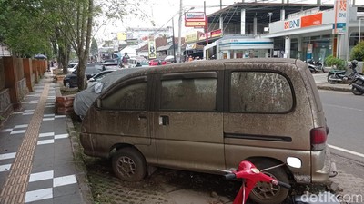Melihat Mobil Legendaris yang Parkir Tahunan di Depan Unsil Tasik