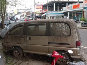Melihat Mobil Legendaris yang Parkir Tahunan di Depan Unsil Tasik