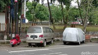 Itikad pemilik mobil untuk memindahkan kendaraan sudah terlihat. Bagian roda yang sebelumnya dalam kondisi kempes, sudah diperbaiki. Dua roda sebelah kanan sudah terlihat dipompa dan dibersihkan. Ditengarai setelah keempat roda diperbaiki pemilik tinggal menghidupkan mesin lalu mobil bisa beranjak dari tempatnya.