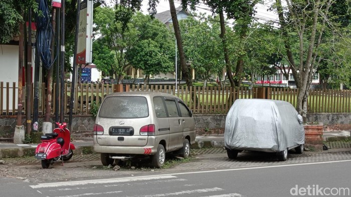 Minibus legendaris yang viral di depan kampus Unsil Tasikmalaya