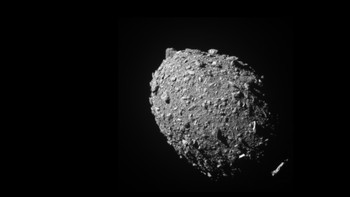DART semakin mendekati Dimorphos dan foto ini diambil dari jarak 68 km, 11 detik sebelum tabrakan. Pesawat antariksa DART memang diprogram untuk mengirim foto ke Bumi setiap detik. Foto: NASA/Johns Hopkins APL