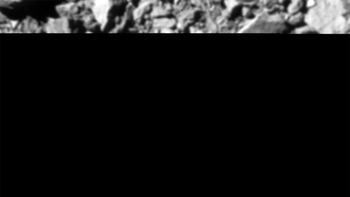 Foto asteroid Dimorphos terakhir yang diambil oleh DART. Foto ini diambil hanya satu detik sebelum tabrakan, alhasil foto yang dikirimkan ke Bumi tidak lengkap. Foto: NASA/Johns Hopkins APL