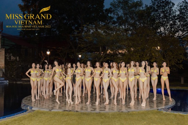 Pemilihan Miss Grand Vietnam 2022 jadi sorotan saat kompetisi baju renang digelar. Sejumlah finalis yang tampil tampak percaya diri meskipun perutnya tidak ramping seperti finalis lainnya. Foto: Dok. Miss Grand Vietnam Facebook