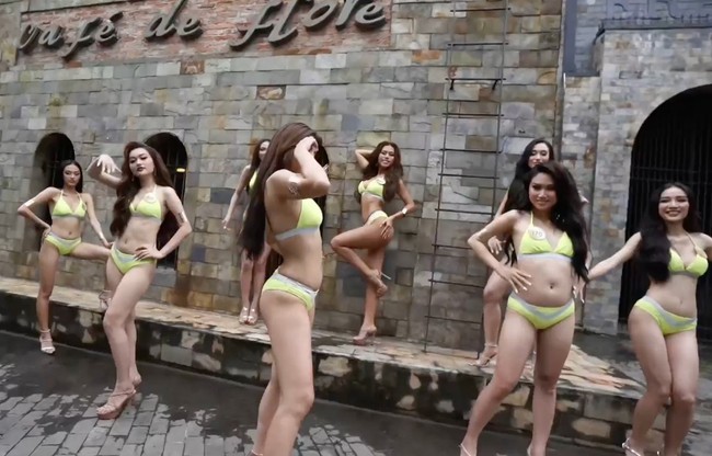 Dalam situs resmi Miss Grand Vietnam 2022 dikatakan, finalis ini memiliki lingkar perut 63 cm, namun menurut netizen, kenyataan di sesi baju renang berbeda sebab perutnya tampak lebih berisi. Foto: Dok. Miss Grand Vietnam Facebook