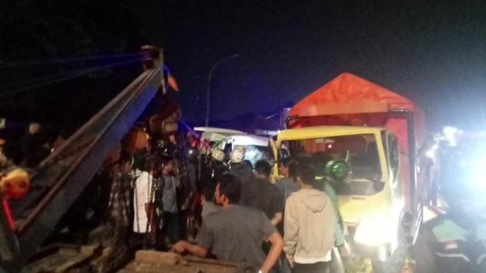 Mobil ekspedisi kecelakaan dengan truk di Cileungsi, Kabupaten Bogor.