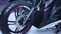 Pada area kaki-kaki, velg dilabur dengan air brush motif strip sporty. Foto: Astra Honda Motor
