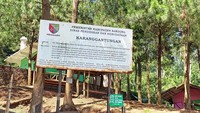 Bandung punya objek wisata yang dikuasai monyet. Namanya Karang Gantungan. Objek wisata ini berada di kaki Gunung Selasih, tepatnya di Desa Karangnunggal, Kecamatan Paseh, Kabupaten Bandung. (Wisma Putra/detikcom)