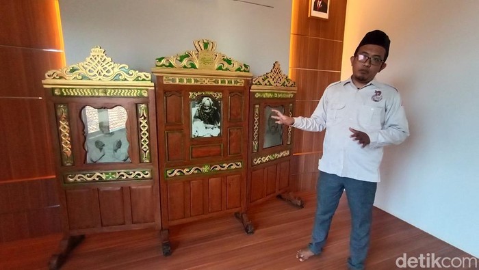 Penampakan koleksi Museum Kajen Mbah Ahmad Mutamakkin di Masjid Kajen, Pati. Ada aneka foto tempo dulu, dan manuskrip lawas.