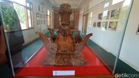 Di ruangan museum ada beberapa koleksi benda-benda bersejarah. Salah satunya berupa mustaka atap masjid ini. (Foto: Dian Utoro Aji/detikJateng )