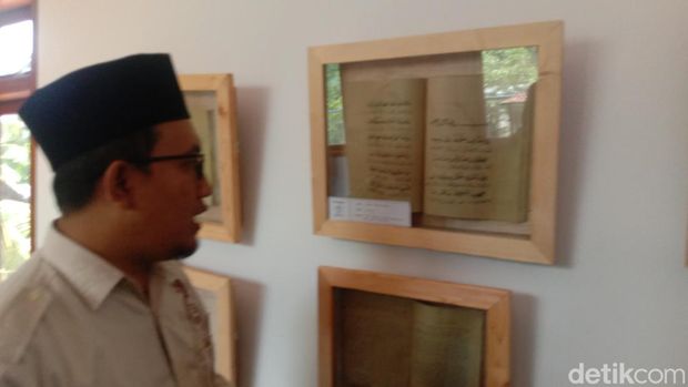 Penampakan koleksi Museum Kajen Mbah Ahmad Mutamakkin di Masjid Kajen, Pati. Ada aneka foto tempo dulu, dan manuskrip lawas.