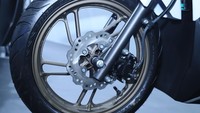 Desain velg-nya mirip kepunyaan Vario 150 terdahulu. Perubahan juga terjadi pada piringan cakram, yang kini mengadopsi desain bergelombang. Versi sebelumnya solid disc brake. Foto: Astra Honda Motor
